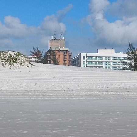 Apartamento Charmoso Em Frente A Praia Em 卡波布里奥 外观 照片