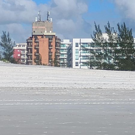 Apartamento Charmoso Em Frente A Praia Em 卡波布里奥 外观 照片