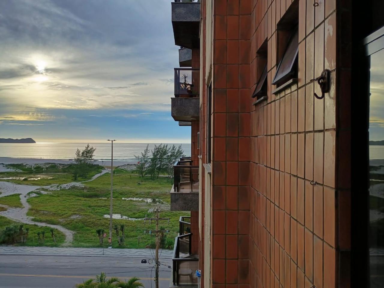 Apartamento Charmoso Em Frente A Praia Em 卡波布里奥 外观 照片